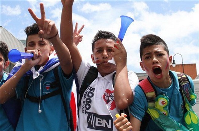 CĐV Costa Rica phát cuồng với chiến thắng lịch sử ảnh 14